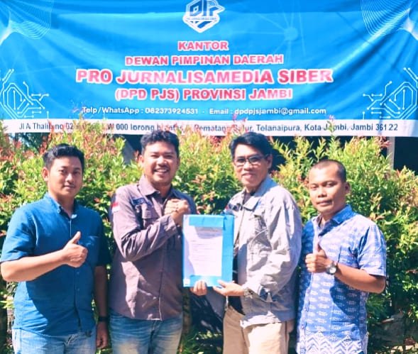 Ketum DPP PJS Mahmud Marhaba (Memakai Kacamata) saat mengabadikan penyerahan SK DPD PJS kepada Pengurus DPD PJS Jambi