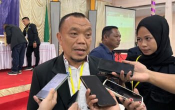 Direktur Kompetisi Asprov PSSI Gorontalo, Oktarjon Ilahude, saat diwawancarai awak media.