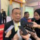 Direktur Kompetisi Asprov PSSI Gorontalo, Oktarjon Ilahude, saat diwawancarai awak media.