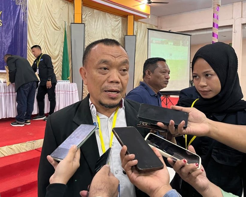 Direktur Kompetisi Asprov PSSI Gorontalo, Oktarjon Ilahude, saat diwawancarai awak media.