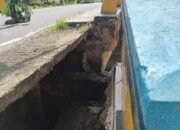 Jembatan di Hutamonu Butuh Penanganan Serius, Sisi Trotoar Ambles Membentuk Lubang Besar