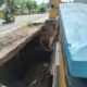 Sisi trotoar jembatan yang terletak di Desa Hutamonu yang terlihat ambles dan membentuk lubang besar