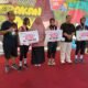 Ketua Tim Penggerak PKK, Hajar Lawidu, S.Kep.,Ns., (Memakai jilbab coklat) saat menyerahkan hadiah pada agenda Fun Run, Sabtu 21 Juni 2025.