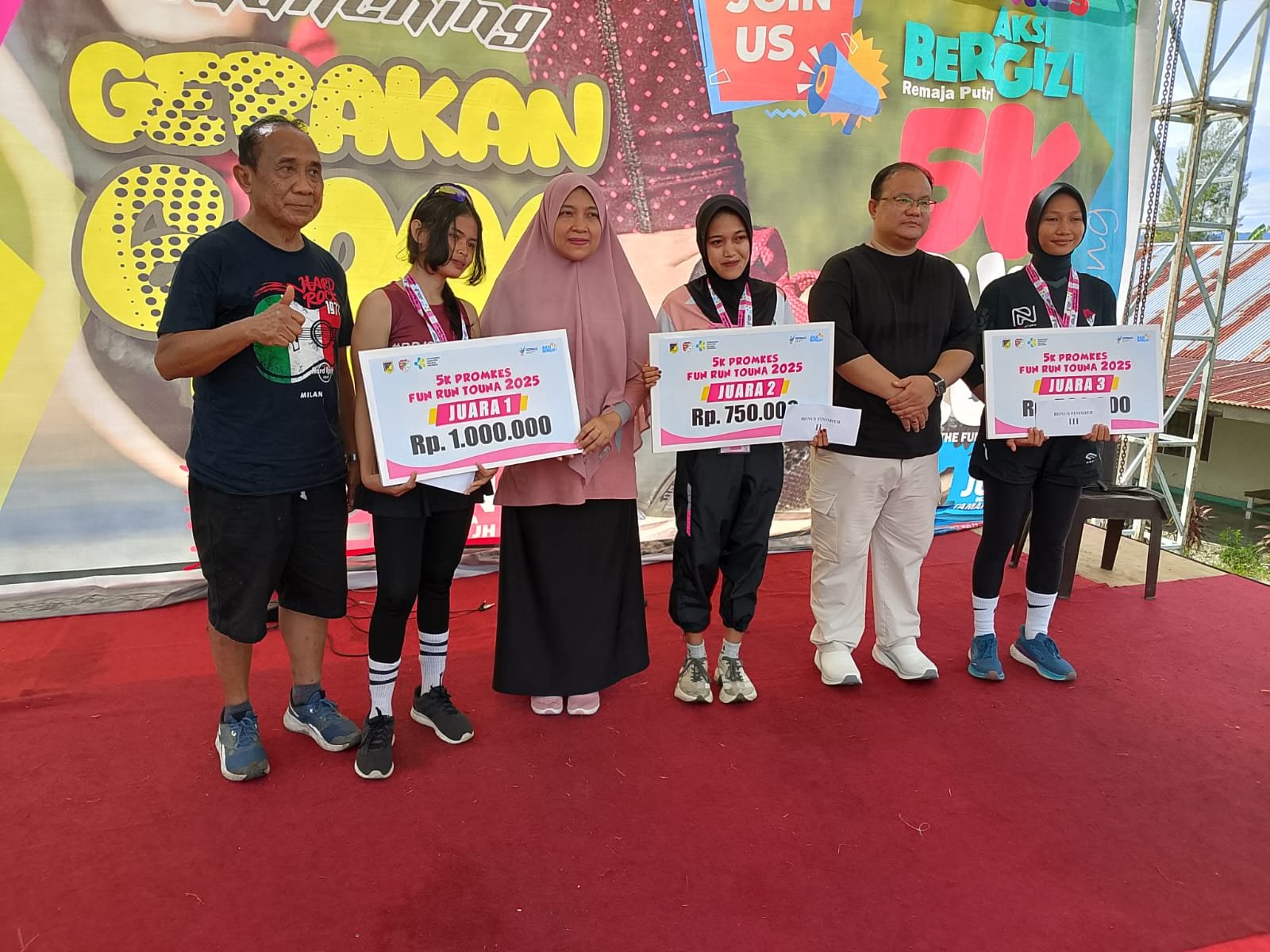 Ketua Tim Penggerak PKK, Hajar Lawidu, S.Kep.,Ns., (Memakai jilbab coklat) saat menyerahkan hadiah pada agenda Fun Run, Sabtu 21 Juni 2025.