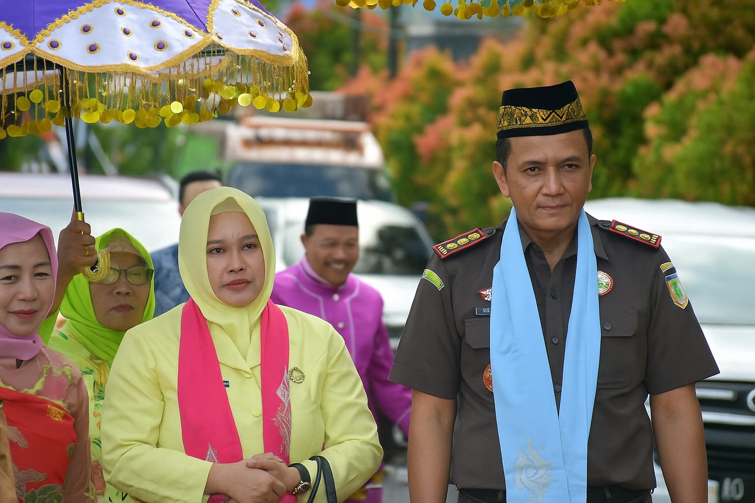 Kepala Kejaksaan Negeri Boalemo, Nurul Anwar, SH., M.Hum., bersama istri saat disambut secara adat di Rumah Jabatan Bupati Boalemo