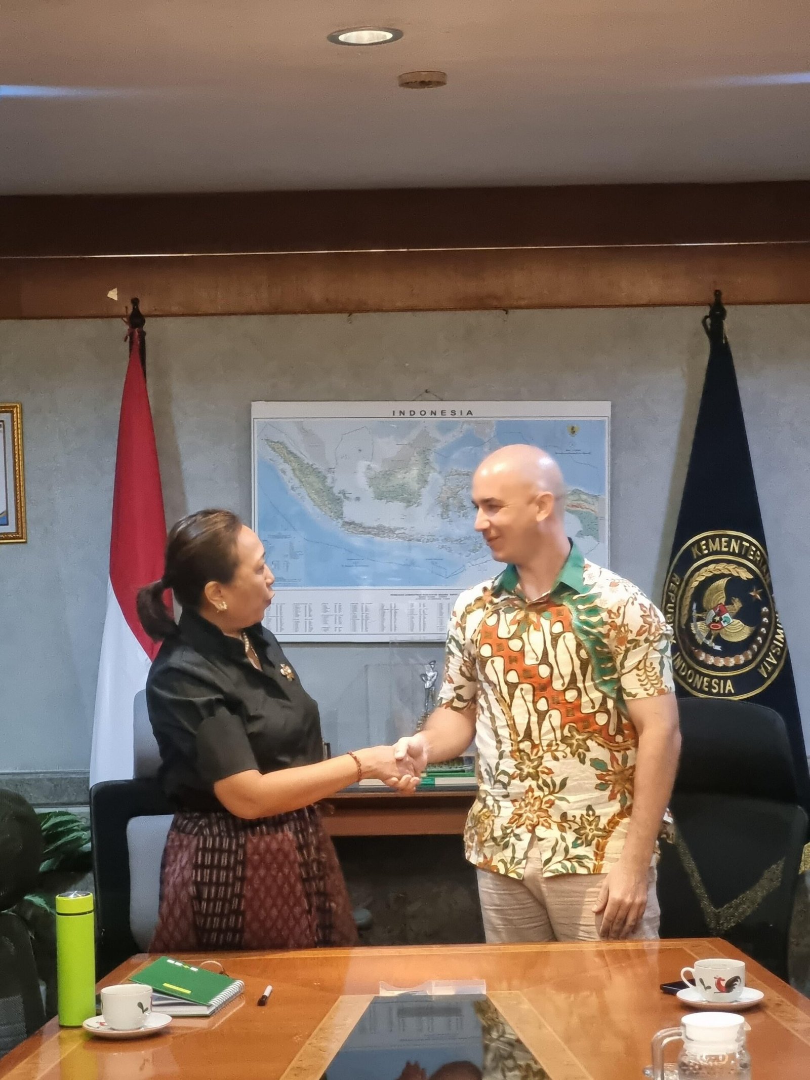 Direktur Reconnect Thomas Despin (Kiri) saat melakukan Penandatanganan Memorandum of Understanding (MoU) dengan Deputi Bidang Pemasaran, Made Ayu Marthini (Kanan)