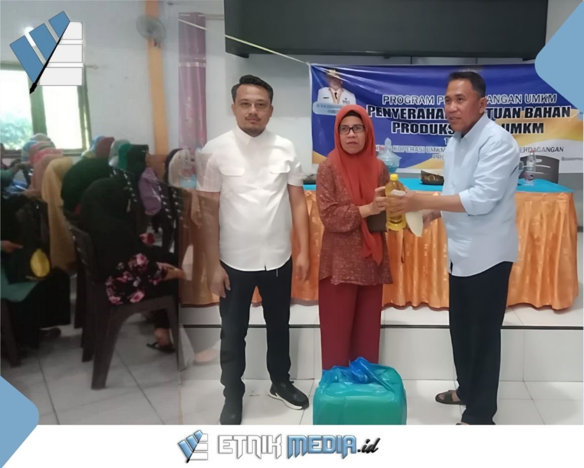 Anggota DPRD Provinsi Gorontalo, Ir. H. Anas Jusuf., M.Si didampingi Anggota DPRD Kabupaten Boalemo , Aris Munandar S. Rahim, saat menyalurkan bantuan bahan produksi kepada pelaku Usaha Mikro, Kecil, dan Menengah (UMKM) di Desa Tapadaa, Anggota DPRD Provinsi, Ir. H. Anas Jusuf., M.Si., didampingi Anggota DPRD Kabupaten Boalemo, Aris Munandar S. Rahim, saat menyalurkan bantuan bahan produksi kepada pelaku Usaha Mikro, Kecil, dan Menengah (UMKM) di Desa Tapadaa, Kecamatan Botumoito, Boalemo. (Foto: Etnikmedia.id)
