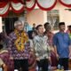 Dari kiri ke kanan, Wakil Bupati Boalemo, Lahmudin Hambali, Kepala Perwakilan BKKBN Provinsi Gorontalo, Tino Tandayu, Kepala Dinas DPPKBP3A Kabupaten Boalemo, Agus Dulialo S.STP., M.M., Camat Botumoito, Jefri Kaluku, Kapolsek Botumoito, Iptu Maksensius Buluati saat menghadiri agenda Launching Sekolah Lansia Berkah Tapadaa, "SILABERTA" Kelompok Bina Keluarga Lansia Desa Tapadaa, Jumat 29 Agustus 2025. (Foto: Etnik Media.Id)