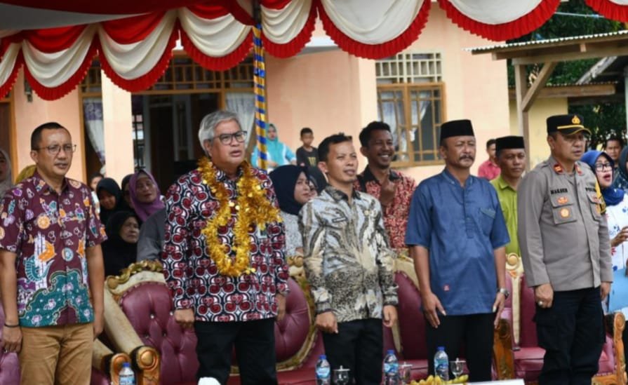 Dari kiri ke kanan, Wakil Bupati Boalemo, Lahmudin Hambali, Kepala Perwakilan BKKBN Provinsi Gorontalo, Tino Tandayu, Kepala Dinas DPPKBP3A Kabupaten Boalemo, Agus Dulialo S.STP., M.M., Camat Botumoito, Jefri Kaluku, Kapolsek Botumoito, Iptu Maksensius Buluati saat menghadiri agenda Launching Sekolah Lansia Berkah Tapadaa, "SILABERTA" Kelompok Bina Keluarga Lansia Desa Tapadaa, Jumat 29 Agustus 2025. (Foto: Etnik Media.Id)