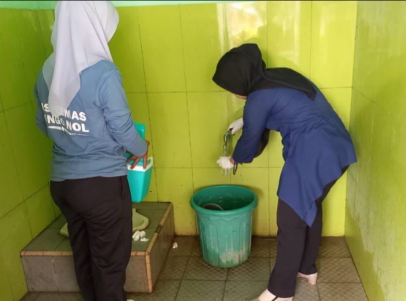 Pihak UPTD Puskesmas Bongo Nol tengah melaksanakan giat pengambilan sampel air di SMP 11 Paguyaman pada Kamis, 21 Agustus 2025 (Foto: Etnik Media.Id)