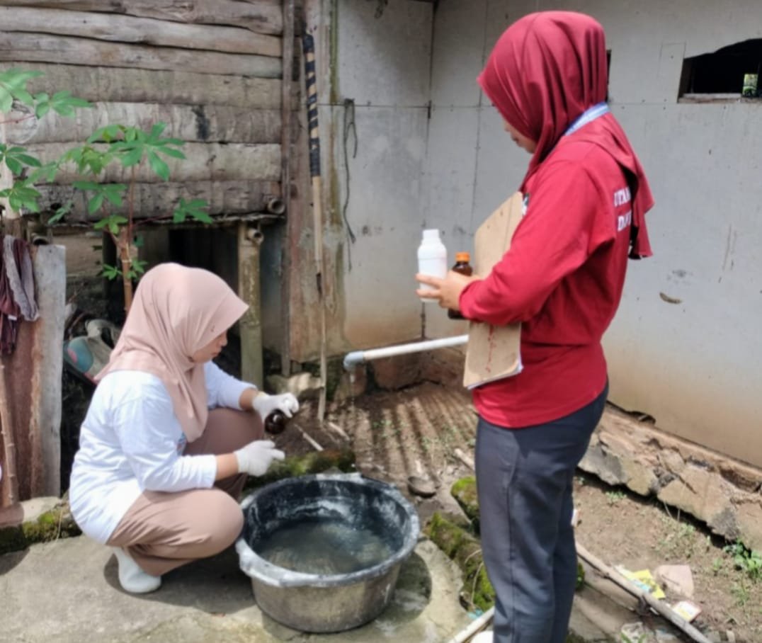 Pihak Puskesmas Bongo Nol tengah melakukan giat pengambilan sampel air minum dan air bersih yang dilaksanakan pada Selasa, 16 September 2025, di Dusun Rumbia dan Dusun Bintalahe, Desa Batu Keramat, Kecamatan Paguyaman.