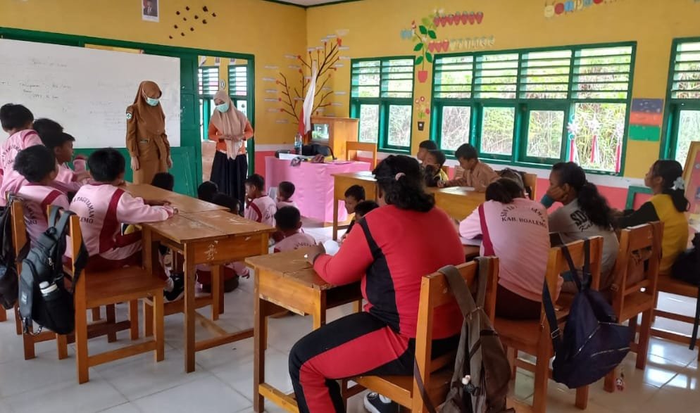 Pihak Puskesmas Bongo Nol melaksanakan kegiatan skrining kesehatan jiwa di SDN 18 Paguyaman yang menyasar siswa kelas 4, 5, dan 6, pada Selasa, 26 Agustus 2025. (Foto: Etnik Media.Id)
