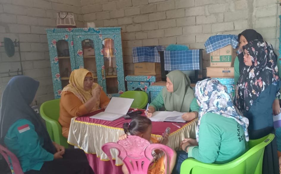 Kepala UPTD Puskesmas Bongo Nol, Yusna Lamatowa, S.Tr., Keb., saat melaksanakan giat Monev Posyandu di Anggrek 2, Dusun Dulamayo, pada Kamis, 12 Juni 2025.