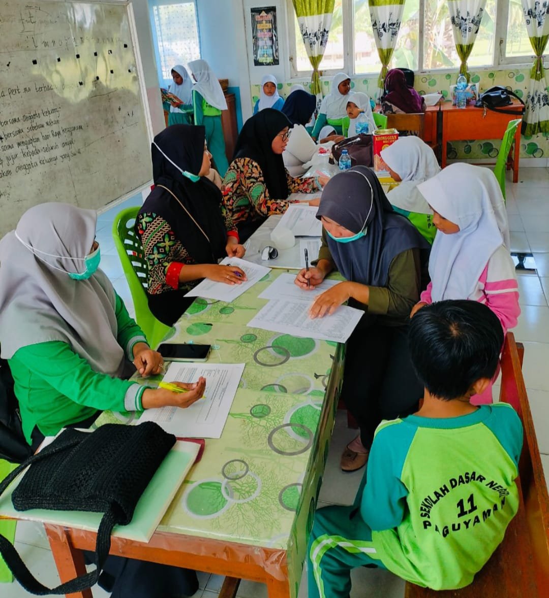 Pihak UPTD Puskesmas Bongo Nol saat melaksanakan pemeriksaan kesehatan gratis di SDN 11 Paguyaman yang dirangkaikan pula dengan pelayanan kesehatan di SMP 12 Paguyaman, pada Senin 4 Agustus 2025.
