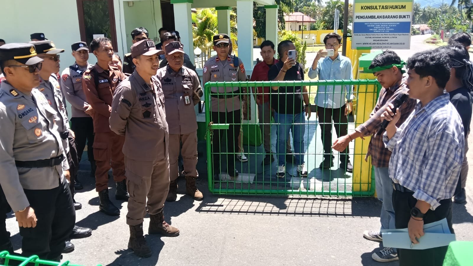 Aliansi Masyarakat dan Mahasiswa Peduli Boalemo (AMMPB) pada Kamis, 11 September 2025, turun ke jalan melakukan unjuk rasa di depan Kantor Kejaksaan Negeri (Kejari) Boalemo.