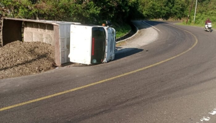 Truk Pengangkut Pasir “Terbalik” di Jalur Mananggu, Polisi Imbau Sopir Waspadai Overload
