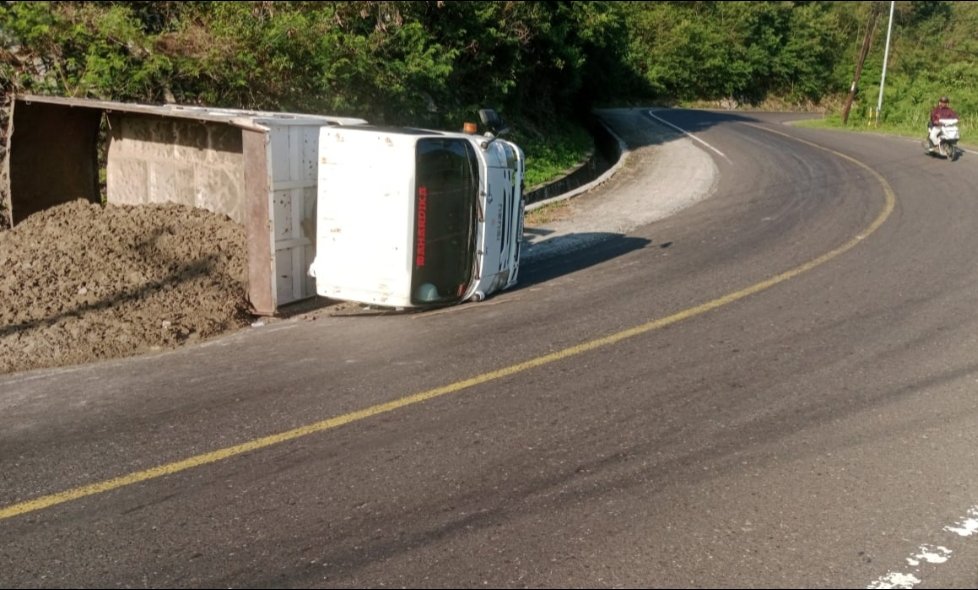Sebuah truk pengangkut pasir mengalami kecelakaan tunggal ditanjakan yang dikenal cukup curam di jalur menuju Kecamatan Mananggu, Selasa 14 Oktober 2025 pagi sekitar pukul 05.30 WITA.