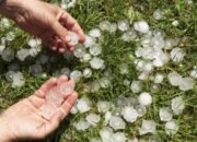 Fenomena Langka! Hujan Es Guyur Pemukiman Warga Hampir Satu Jam