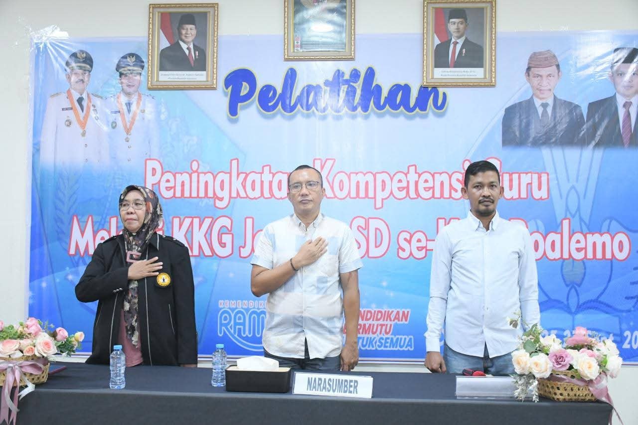 Wakil Bupati Boalemo, H. Lahmudin Hambali, S.Sos., M.Si., (Tengah) saat membuka Pelatihan Kompetensi Guru TK dan SD yang digelar secara daring dari Cabana Resort, Kamis 26 September 2025.