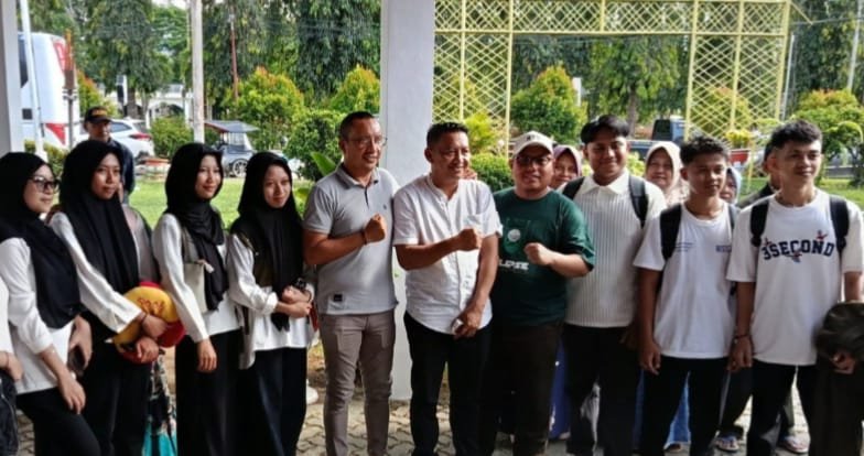 Wakil Bupati Boalemo, Lahmudin Hambali, S.Sos., M.Si., berpose bersama mahasiswa asal Kabupaten Boalemo yang akan menempuh pendidikan di Universitas Famika Makassar.