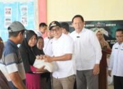 Gubernur Gusnar dan Wabup Lahmudin Salurkan Bantuan Pangan untuk Ratusan Warga Boalemo