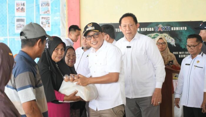 Gubernur Gusnar dan Wabup Lahmudin Salurkan Bantuan Pangan untuk Ratusan Warga Boalemo