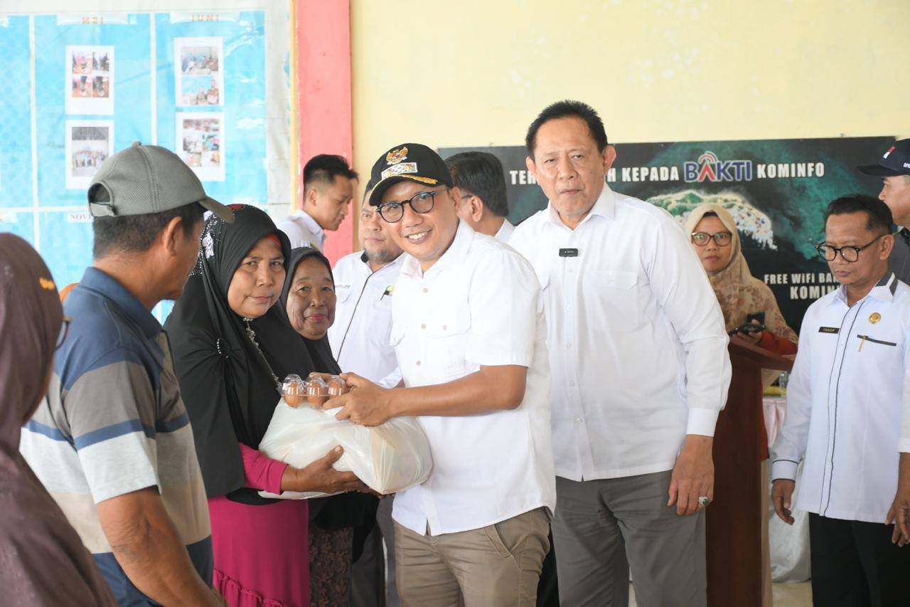 Agenda penyerahan bantuan secara simbolis berupa 162 paket bantuan pangan kepada keluarga penerima manfaat (KPM) di Desa Bajo, Kecamatan Tilamuta, Rabu 24 September 2025.