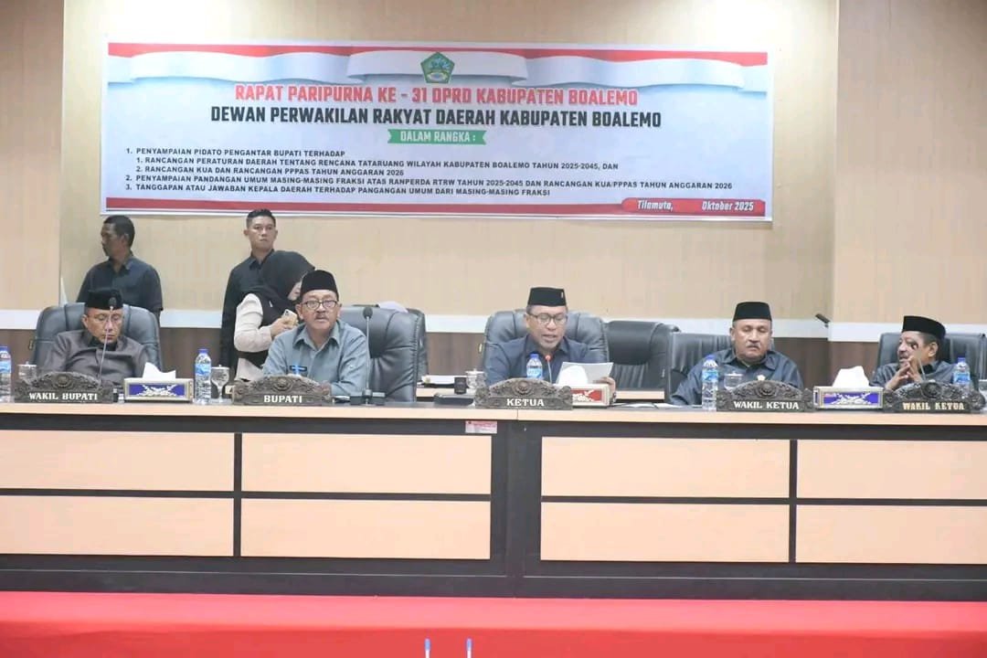 Sidang Paripurna DPRD Boalemo yang membahas Rancangan Kebijakan Umum Anggaran dan Prioritas Plafon Anggaran Sementara (KUA–PPAS) APBD Tahun Anggaran 2026 serta Rancangan Peraturan Daerah tentang Rencana Tata Ruang Wilayah (RTRW) Tahun 2024–2044, yang bertempat di ruang sidang DPRD Boalemo, Kamis 16 Oktober 2025.