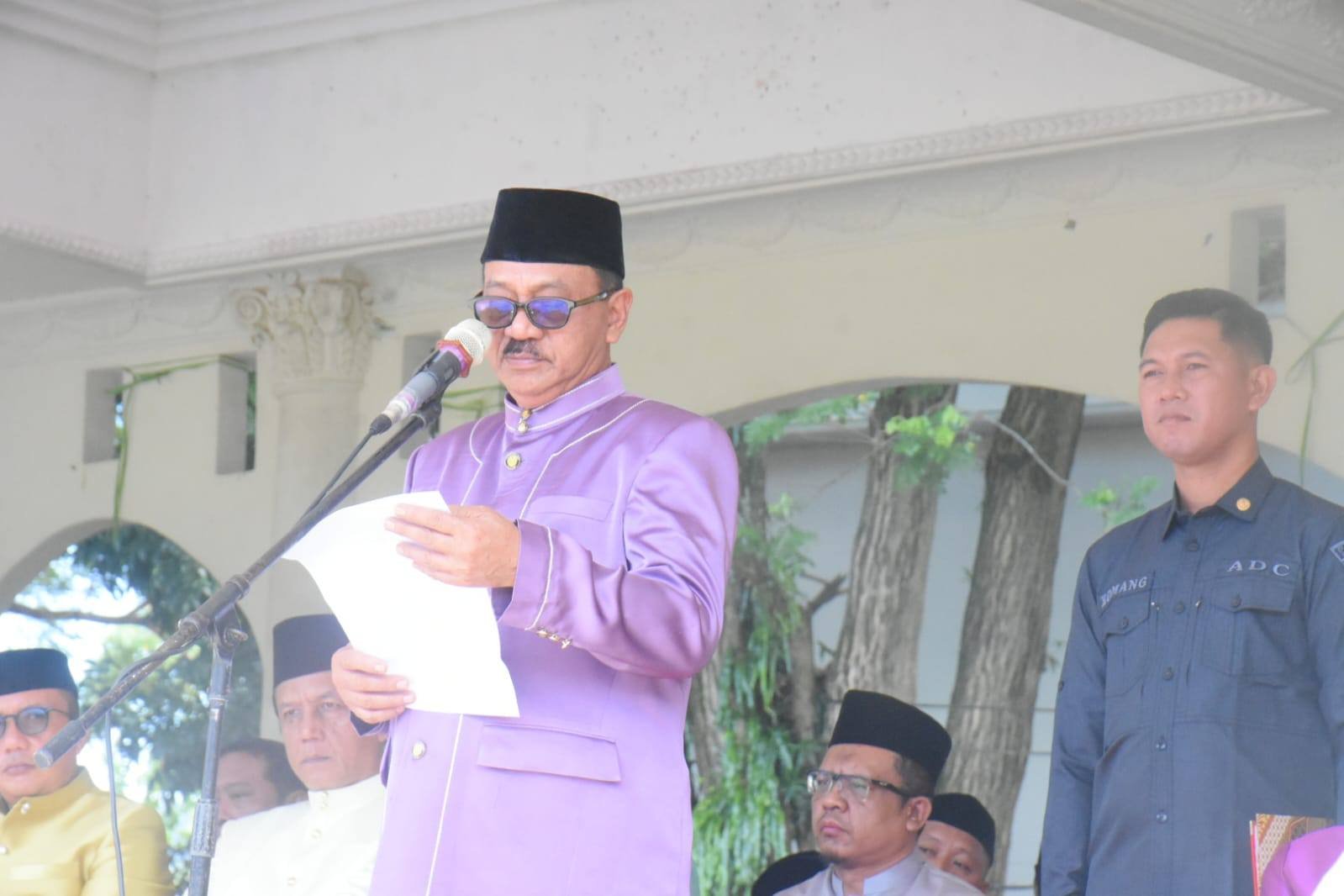 Bupati Boalemo, Drs. Rum Pagau, saat bertindak sebagai pembina upacara pada peringatan Hari Sumpah Pemuda Ke-97, yang bertempat di Alun-Alun Tilamuta, Selasa 28 Oktober 2025.