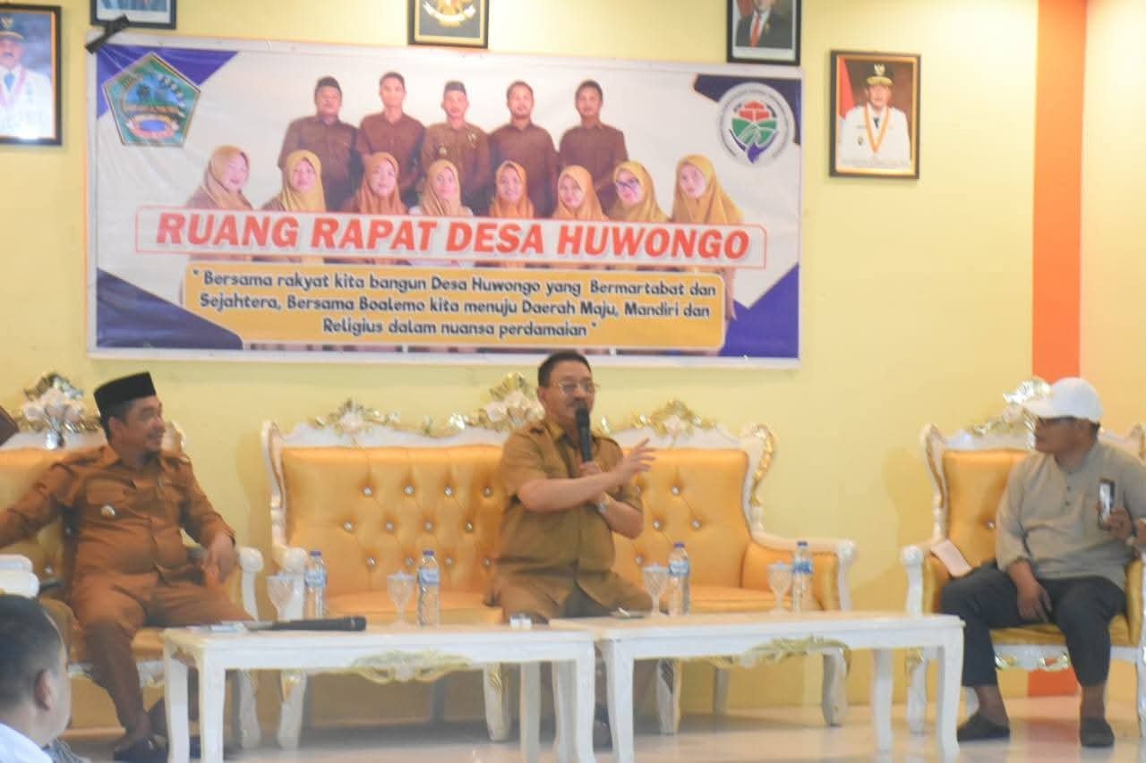 Bupati Boalemo, Drs. H. Rum Pagau saat memberikan sosialisasi kepada masyarakat Desa Huwongo dan Desa Polohungo yang digelar di Aula Kantor Desa Huwongo, Kecamatan Paguyaman, Senin 24 November 2025.