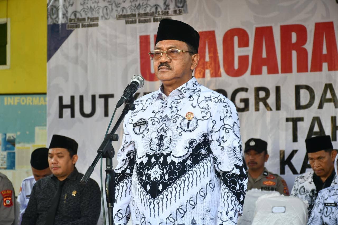 Bupati Boalemo, Drs. H. Rum Pagau saat menjadi inspektur upacara pada peringatan HUT ke-80 PGRI dan Hari Guru Nasional tingkat Kabupaten Boalemo yang dipusatkan di SMA Negeri 1 Botumoito, Selasa 25 November 2025.