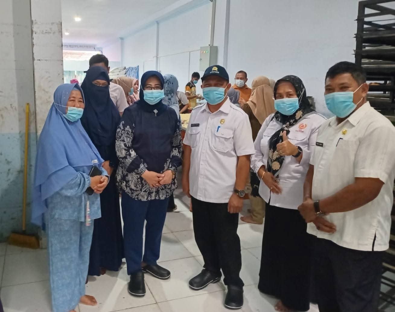 Sekretaris Daerah Kabupaten Boalemo, Dr. H. Sherman Moridu, S.Pd., MM, (memakai topi hitam) saat mendampingi Ketua Dewan Kerajinan Nasional Daerah (Dekranasda) Provinsi Gorontalo, Ir. Hj. Nani Ismail Mokodongan, MM, dalam kunjungan ke Pabrik Pengolahan Roti Win Win Bakery di Desa Hungayonaa, Rabu 19 November 2025.