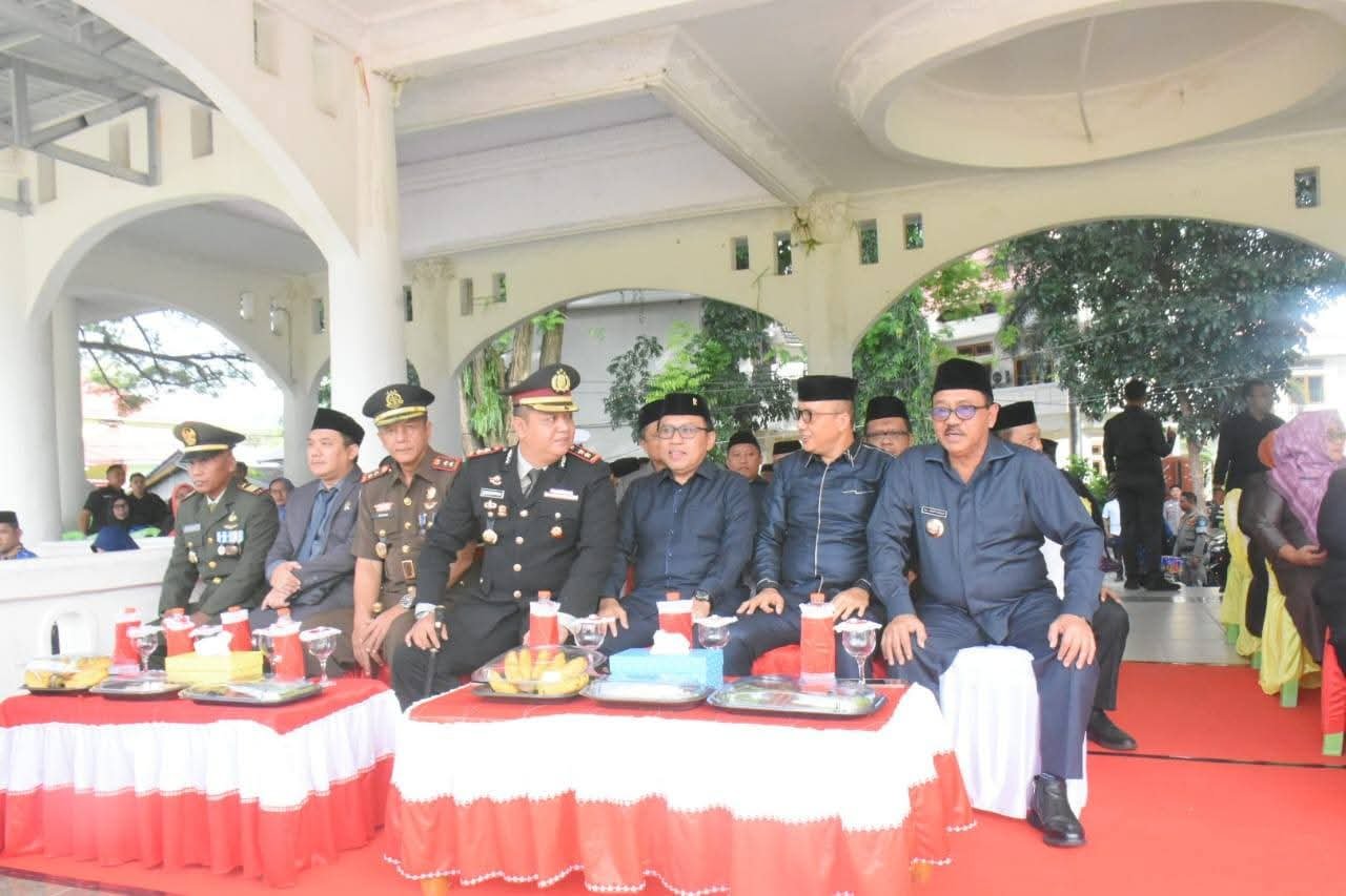 Pemda Boalemo dan unsur Forkopimda di momen agenda Upacara Peringatan Hari Pahlawan Tingkat Kabupaten Boalemo yang berlangsung khidmat di Alun-Alun Tilamuta, Senin 10 November 2025.