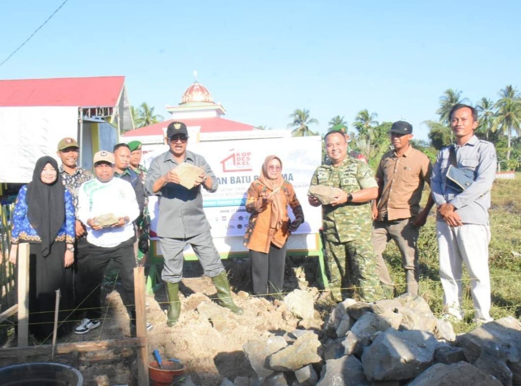 Peletakan batu pertama pada pembangunan Koperasi Desa Merah Putih oleh Bupati Boalemo, Drs. H. Rum Pagau, bersama Dandim 1316 Boalemo, pada Jumat, 17 Oktober 2025.