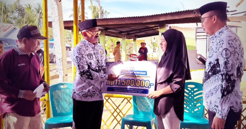 Bupati Boalemo, Drs. H. Rum Pagau, bersama Wakil Bupati Boalemo, Lahmuddin Hambali, S.Sos., M.Si., dan Ketua BAZNAS Boalemo, Mus Moha, turun langsung menyerahkan bantuan kepada korban kebakaran di Desa Patoameme, Kecamatan Botumoito, Selasa 25 November 2025.