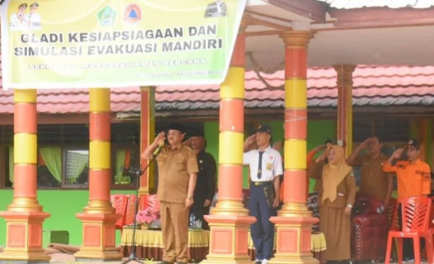 Bupati Boalemo Drs. Rum Pagau,saat menjadi pembina upacara pada Gladi Kesiapsiagaan Bencana Tahun 2025 yang digelar di SMP Negeri 1 Botumoito, Senin 24 November 2025.