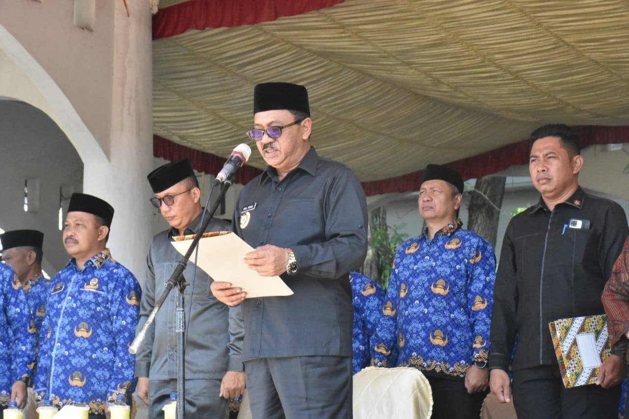 Bupati Boalemo, Drs. H. Rum Pagau, saat menghadiri agenda pelantikan yang dirangkaikan dengan penandatanganan SK PPPK Paruh Waktu, yang digelar di Lapangan Alun-alun Tilamuta, Jumat 17 Oktober 2025.