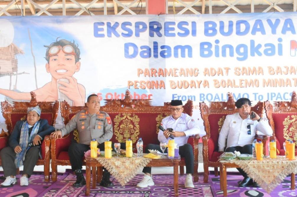 Wakil Bupati Boalemo, Lahmudin Hambali, S.Sos., M.Si., (Kemeja putih dan memakai peci) saat menghadiri kegiatan Ekspresi Budaya Bajo yang digelar oleh Badan Pelestarian Kebudayaan (BPK) Wilayah XVII, bertempat di Desa Bajo, Kecamatan Tilamuta, pada Rabu, 15 Oktober 2025.