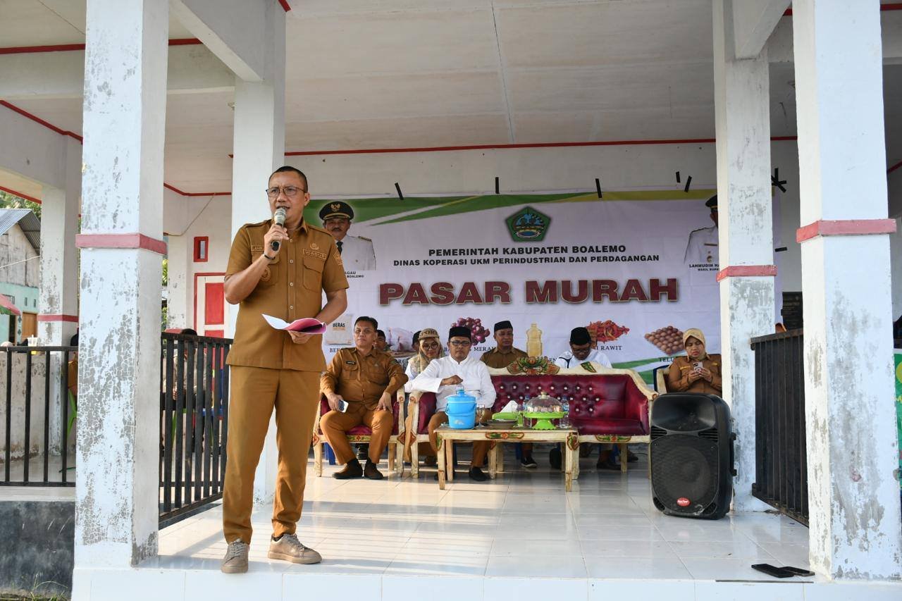 Wakil Bupati Boalemo, Lahmudin Hambali, S.Sos., M.Si., saat menutup rangkaian kegiatan Pasar Murah di Desa Pangi, Kecamatan Dulupi, Selasa 21 Oktober 2025.
