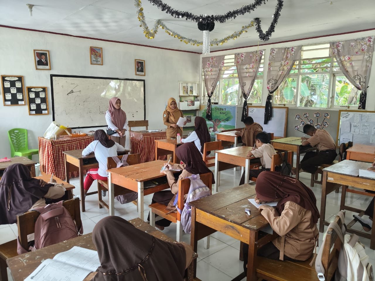 Pihak UPTD Puskesmas Bongo Nol saat melaksanakan kegiatan skrining kesehatan jiwa bagi peserta didik di SDN 11 Paguyaman pada Selasa, 2 Desember 2025.