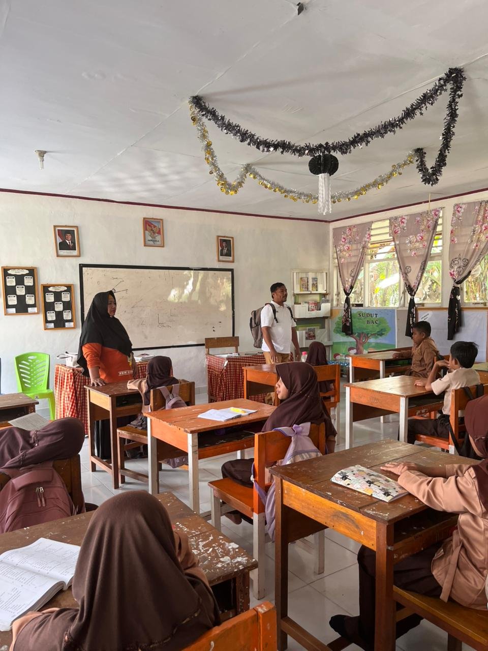 Kepala UPTD Puskesmas Bongo Nol, Yusna Lamatowa, S.Tr., Keb., saat menghadiri pelaksanaan kegiatan Bulan Imunisasi Anak Sekolah (BIAS) di SDN 11 Paguyaman pada Selasa, 2 Desember 2025.