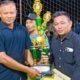 PLT Camat Botumoito, Halim Iyabu, saat menyerahkan hadiah pada agenda Karang Taruna Cup Tournament Volly Ball dan Sepak Takraw yang digelar oleh Karang Taruna Desa Bolihutuo, Sabtu 20 Desember 2025.