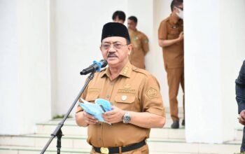 Bupati Boalemo, Drs. Rum Pagau, saat memberikan arahan pada apel awal tahun yang digelar di halaman Kantor Bupati Boalemo, Senin 5 Januari 2026.