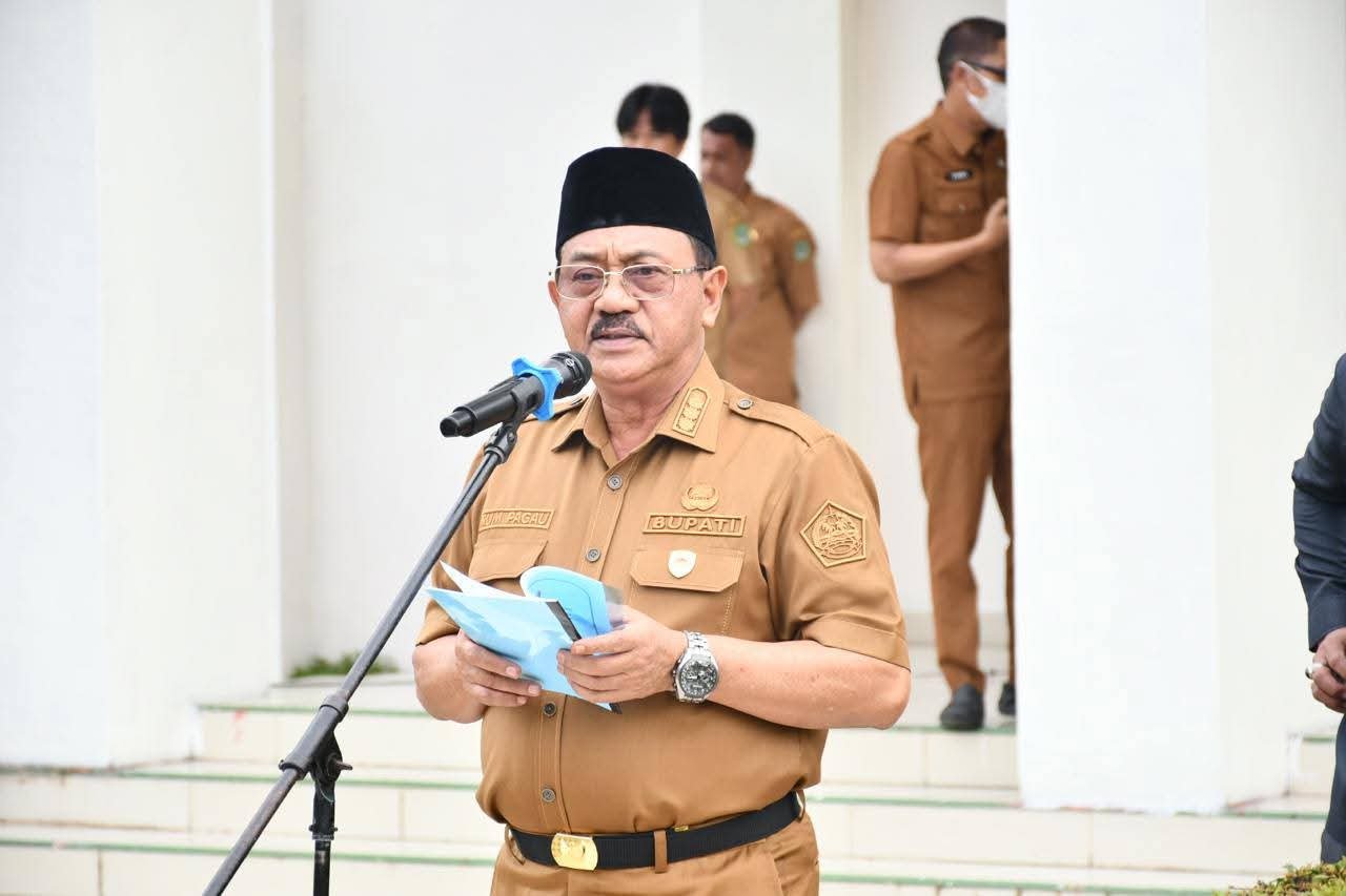 Bupati Boalemo, Drs. Rum Pagau, saat memberikan arahan pada apel awal tahun yang digelar di halaman Kantor Bupati Boalemo, Senin 5 Januari 2026.