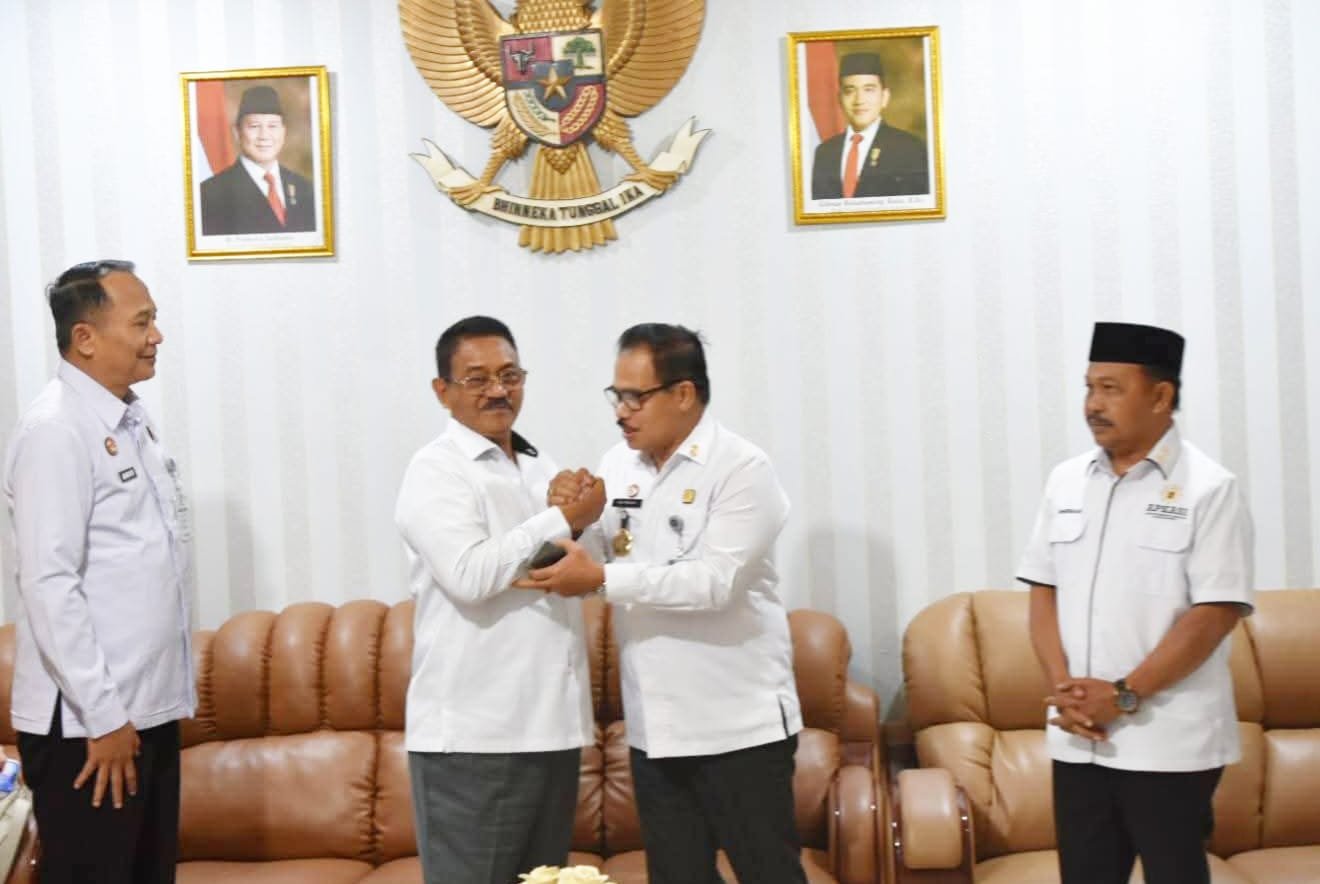 Bupati Kabupaten Boalemo, Rum Pagau bersama Kepala Kanwil Kemenkum Gorontalo, Raymond J. H. Takasenseran, saat menandatangani kerjasama dalam upaya memperkuat pembentukan produk hukum daerah serta peningkatan kualitas pelayanan publik berbasis hukum, yang bertempat di ruang kerja Bupati Boalemo, Rabu 25 Februari 2026.