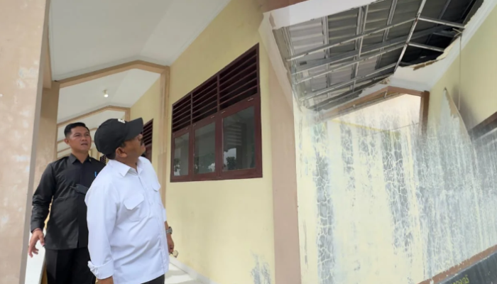 Rum Pagau Tinjau Kerusakan Laboratorium Komputer di Dua SMP, Kontraktor Diminta Bertanggung Jawab
