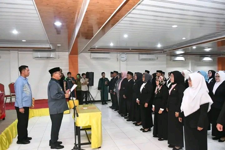 Prosesi pelantikan dan pengambilan sumpah jabatan fungsional guru yang diberi tugas tambahan sebagai kepala sekolah di lingkungan Pemerintah Kabupaten Boalemo, yang dihelat di Grand Amalia Hotel, Kamis 23 April 2026. (Foto: Etnikmedia.id/ Humas Pemda Boalemo)