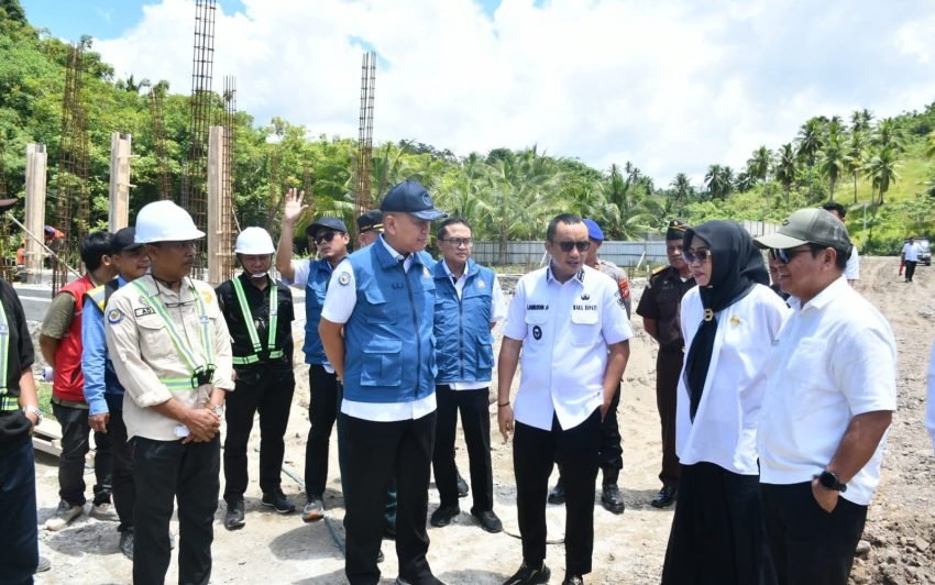Kunjungan Inspektur Jenderal Kementerian Kelautan dan Perikanan (KKP) Ade Tajudin Sutiawarman ke Kabupaten Boalemo dalam rangka meninjau langsung lokasi rencana pembangunan kawasan nelayan terpadu, Rabu 15 April 2026. (Foto: Etnikmedia.id/Humas Pemda Boalemo)