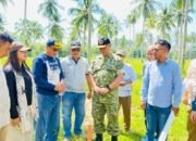 Wakil Bupati Boalemo, Lahmuddin Hambali (memakai baju hitam) saat mendampingi Tim Pusat Konstruksi (PUSKON) Kementerian Pertahanan Republik Indonesia dalam kegiatan peninjauan awal (stake out) lokasi pembangunan di Kecamatan Tilamuta, Jumat 1 Mei 2026. (Foto: Etnikmedia.id/ Hms Pemda Boalemo)