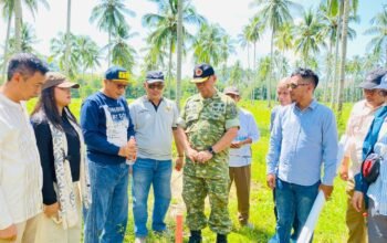 Wakil Bupati Boalemo, Lahmuddin Hambali (memakai baju hitam) saat mendampingi Tim Pusat Konstruksi (PUSKON) Kementerian Pertahanan Republik Indonesia dalam kegiatan peninjauan awal (stake out) lokasi pembangunan di Kecamatan Tilamuta, Jumat 1 Mei 2026. (Foto: Etnikmedia.id/ Hms Pemda Boalemo)